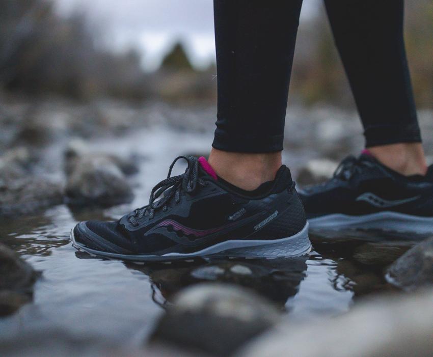 Saucony Peregrine 11 GTX Black / Cherry | Women Running